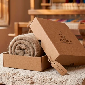 Manta Artesanal de Fibra de Alpaca  – Calidez Ancestral y Elegancia Natural