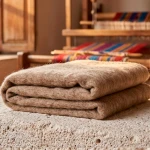 Manta Artesanal de Fibra de Alpaca  – Calidez Ancestral y Elegancia Natural
